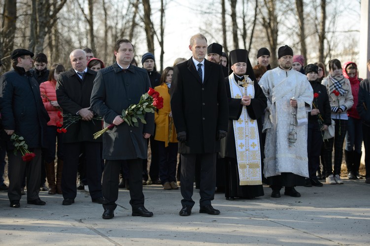 Gubernator Obwodu Smoleńskiego Aleksiej Ostrowski (C-L) i ambasador RP w Moskwie Wojciech Zajączkowski (C-P) podczas uroczystości rocznicowych na miejscu katastrofy samolotu prezydenckiego Tu-154M, 10 bm. w Smoleńsku. W 4. rocznicę katastrofy na miejscu tragedii odbyły się uroczystości z udziałem delegacji Rady Ochrony Pamięci Walk i Męczeństwa oraz polskiej ambasady w Moskwie.