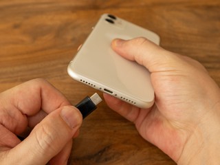 Ładowanie telefonu w pracy wbrew zakazowi może skończyć się karą