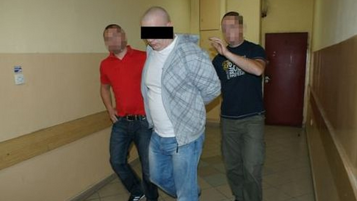 Kryminalni z Elbląga zatrzymali 32-latka, który od maja ubiegłego roku był poszukiwany 10 listami gończymi. Tomasz P. był poszukiwany za kradzieże, rozboje i oszustwa.