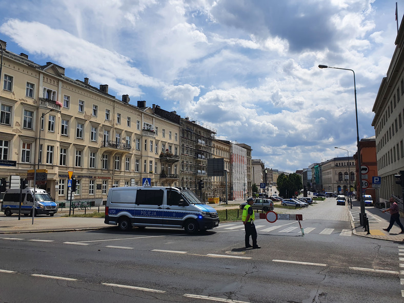 Policja od wtorkowego poranka do popołudnia zamknęła ulicę prowadzącą do poznańskiego sądu okręgowego