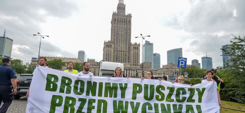 Przeciwnicy wycinki Puszczy Białowieskiej protestowali w Warszawie. "Nam nie jest Szyszko jedno"