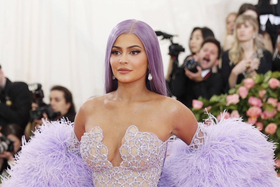 Kylie Jenner jest najmłodszą w historii osobą z majątkiem wartym miliard dolarów. Wszystko dzięki Kylie Cosmetics, firmie kosmetycznej, którą stworzyła i wypromowała sama.