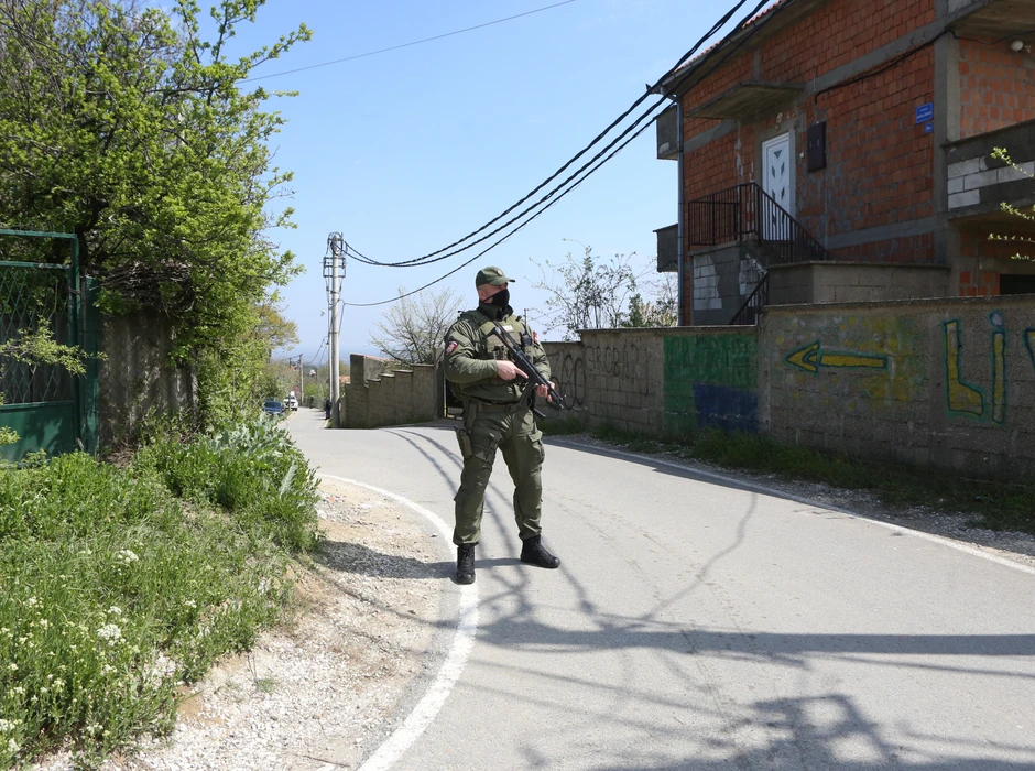 Ispred kuće su i dalje policijske patrole