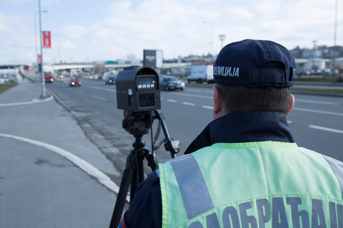 Broj registarskih tablica postaje "nevidljiv": Vozači u komšiluku masovno koriste ovaj uređaj da izbegnu radar