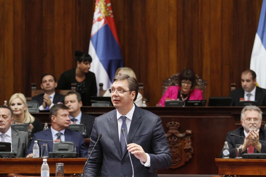 Vučić juče za skupštinskom govornicom