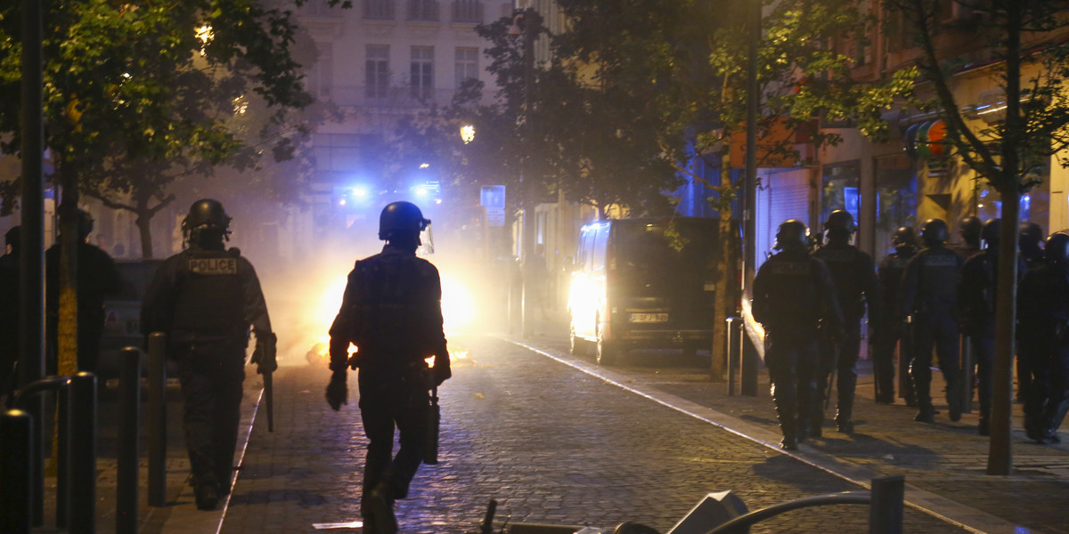 Zamieszki we Francji trwają od kilku dni, a już przyniosły wymierne straty.