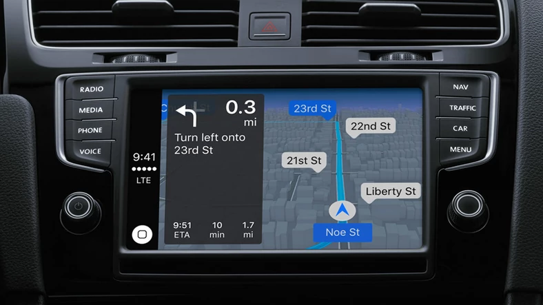 Dzięki Siri obsługa poszczególnych funkcji - jak choćby map - jest prosta, ale asystentka głosowa Apple nie komunikuje się w języku polskim