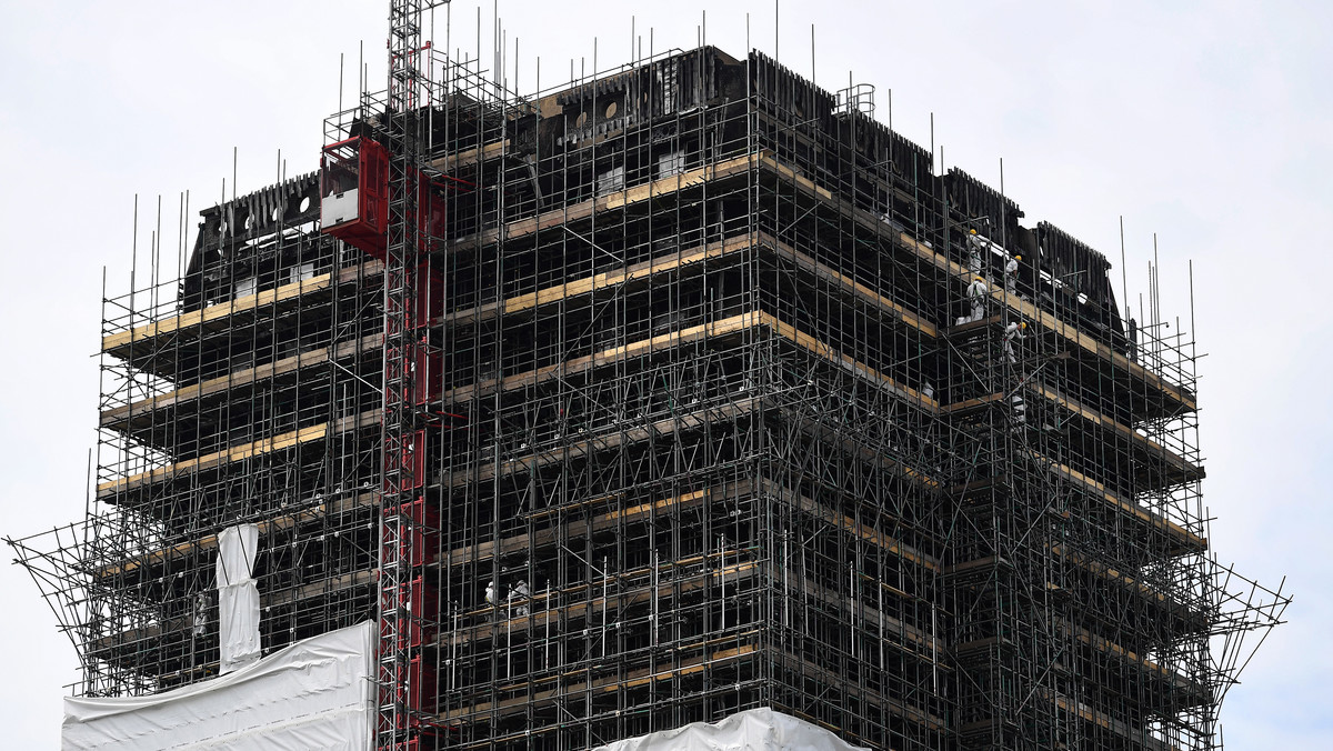 Brytyjskie media skrytykowały dziś londyńską straż pożarną, omawiając wskazane przez ekspertów błędy, jakich dopuściła się w czasie akcji ratunkowej w wieżowcu Grenfell Tower w czerwcu ubiegłego roku, w którym zginęły 72 osoby. "To decydowało o życiu i śmierci" - oceniły.