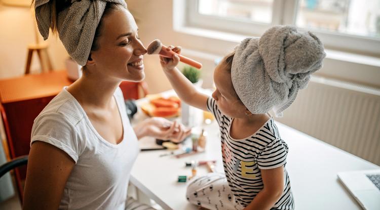 A közös sminkelés remek anya-lánya program Fotó: Getty Images