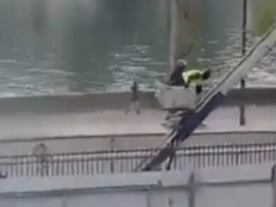 Lopovi beže nakon pljačke u Luvru