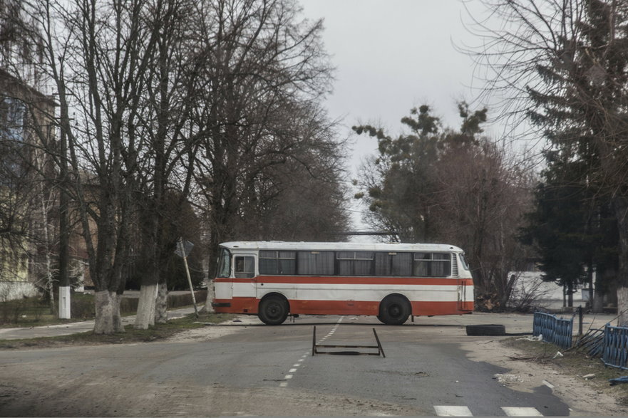 Autobus blokuje ulicę w Czarnobylu
