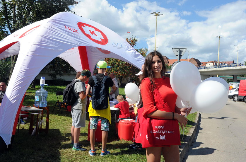 Biały namiot Regionalnego Centrum Krwiodawstwa i nasza hostessa Paula przyciągały uwagę. 