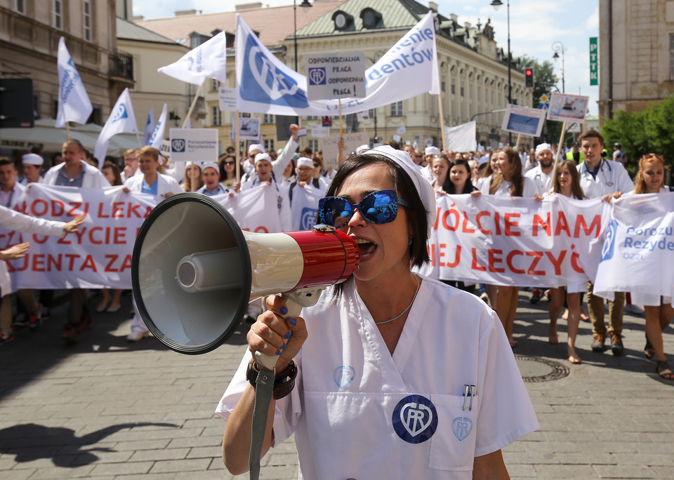 Lekarze-rezydenci chcą podwyżek. Protest w Warszawie