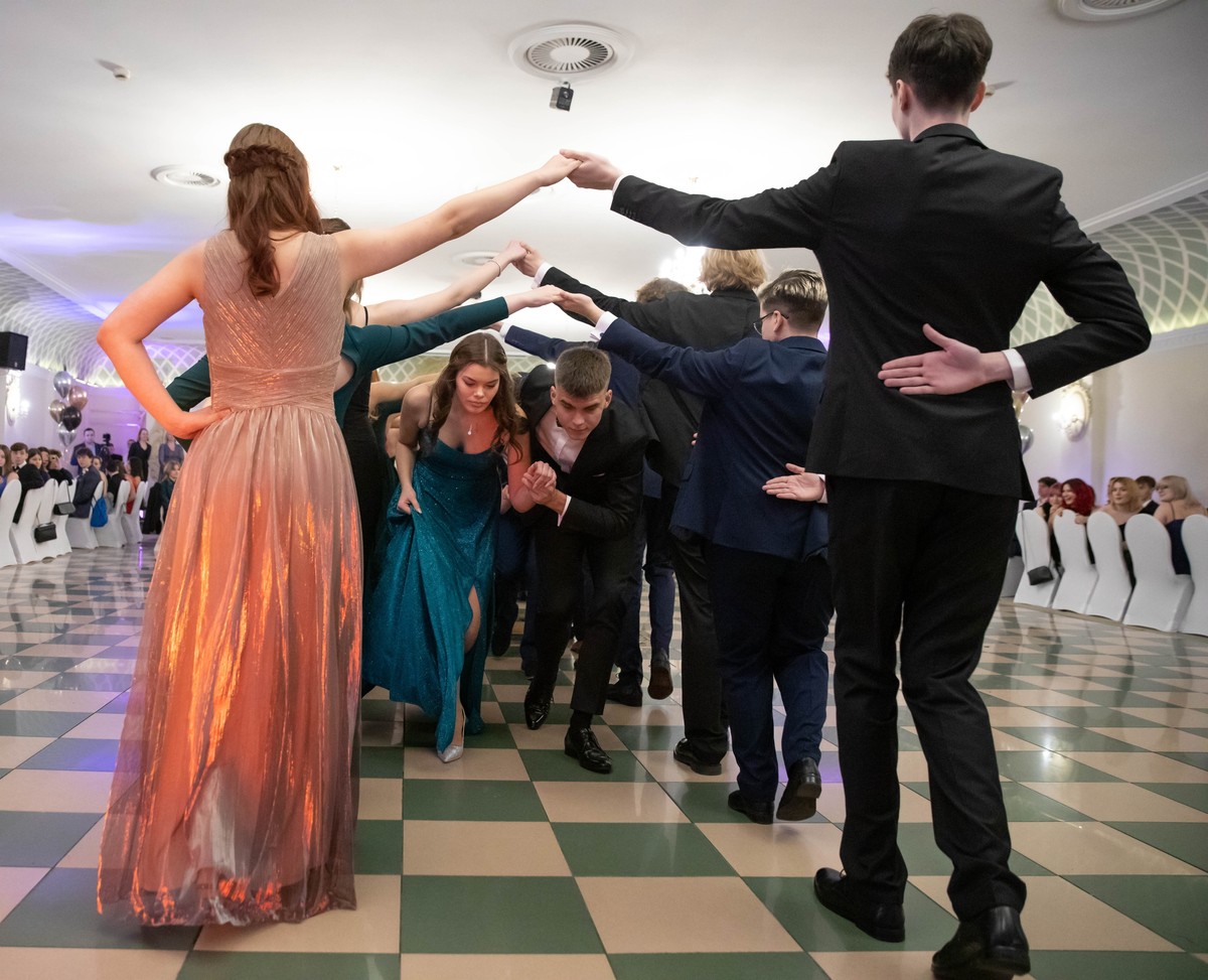 Studniówka IX LO Bydgoszcz 2023, polonez, bal maturalny