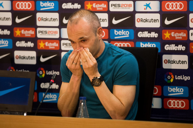 Iniesta zalał się łzami. Piłkarz potwierdził, że to jego ostatni sezon w Barcelonie