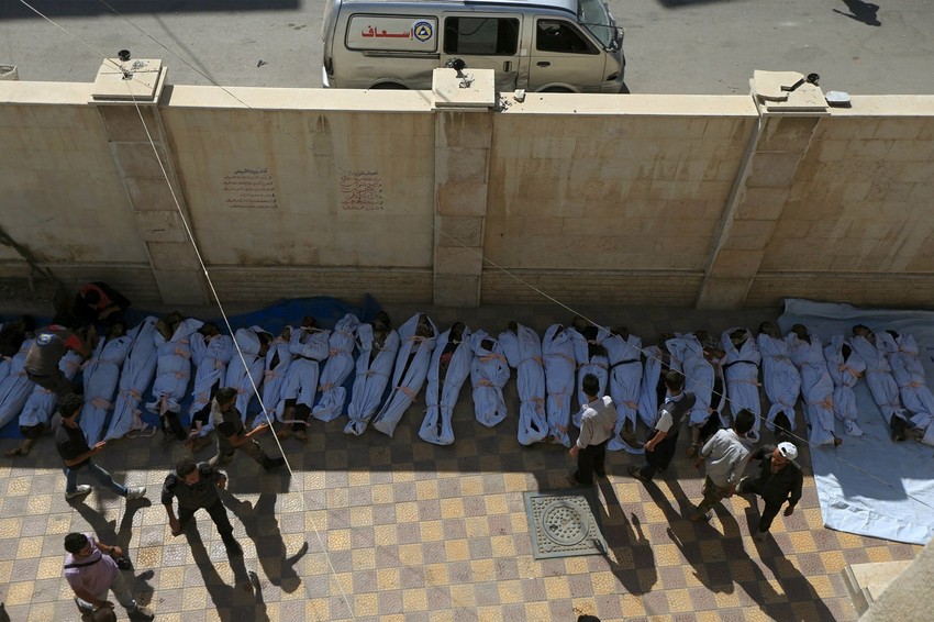 Tela žrtava se ređaju po ulici, a zatim sahranjuju u masovnim grobnicama