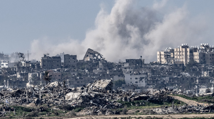 Füst száll fel a Gázai övezet felett az izraeli erők támadása után, az izraeli Szderotból nézve 2024. január 30-án. /Fotó: Mostafa Alkharouf/Anadolu via Getty Images