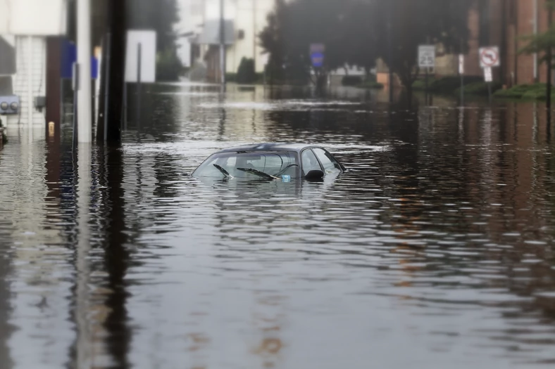 Całkowicie zalany samochód