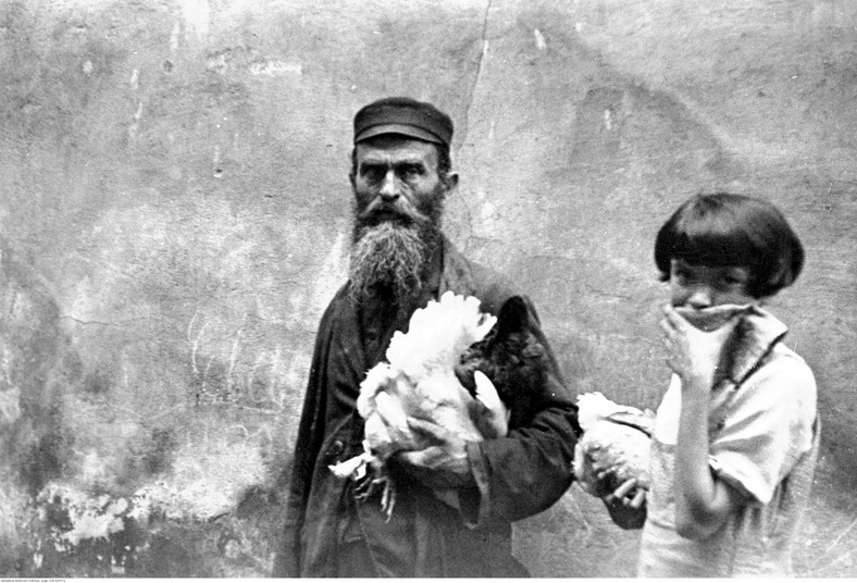 Żyd i dziewczynka z kurami na jednej z krakowskich ulic (1933 r.)