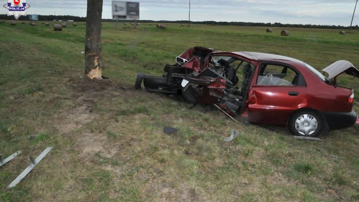 Daewoo zmiażdżone po uderzeniu w drzewo