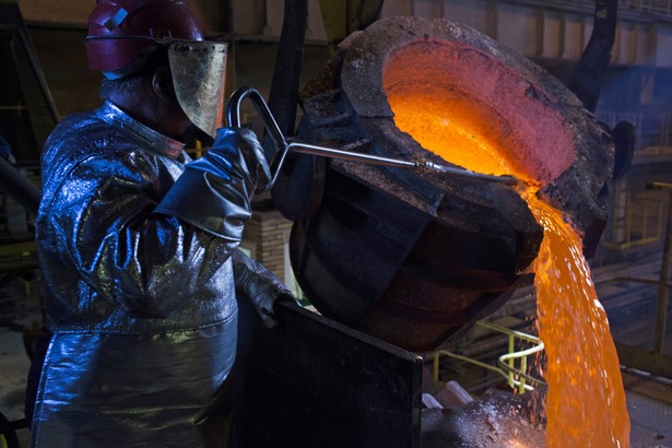 Produktowane przez KGHM srebro jest sprzedawane w formie granul i tzw. wlewków. To pierwsze trafia głównie do zakładów produkujących materiały do fotografii, zakładów jubilerskich oraz metalowych, produkujących stopy z zawartością Ag. Głównymi odbiorcami wlewków są natomiast banki.