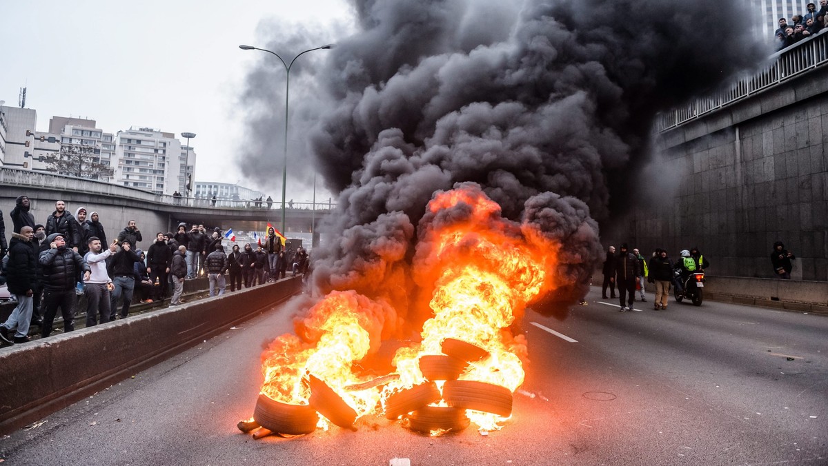 Do starć kierowców taksówek z policją doszło we wtorek w Paryżu. Protestujący palili opony, policja użyła gazu łzawiącego. Oprócz taksówkarzy w całym kraju strajkują kontrolerzy lotów i nauczyciele. Premier Manuel Valls potępił metody działania taksówkarzy.