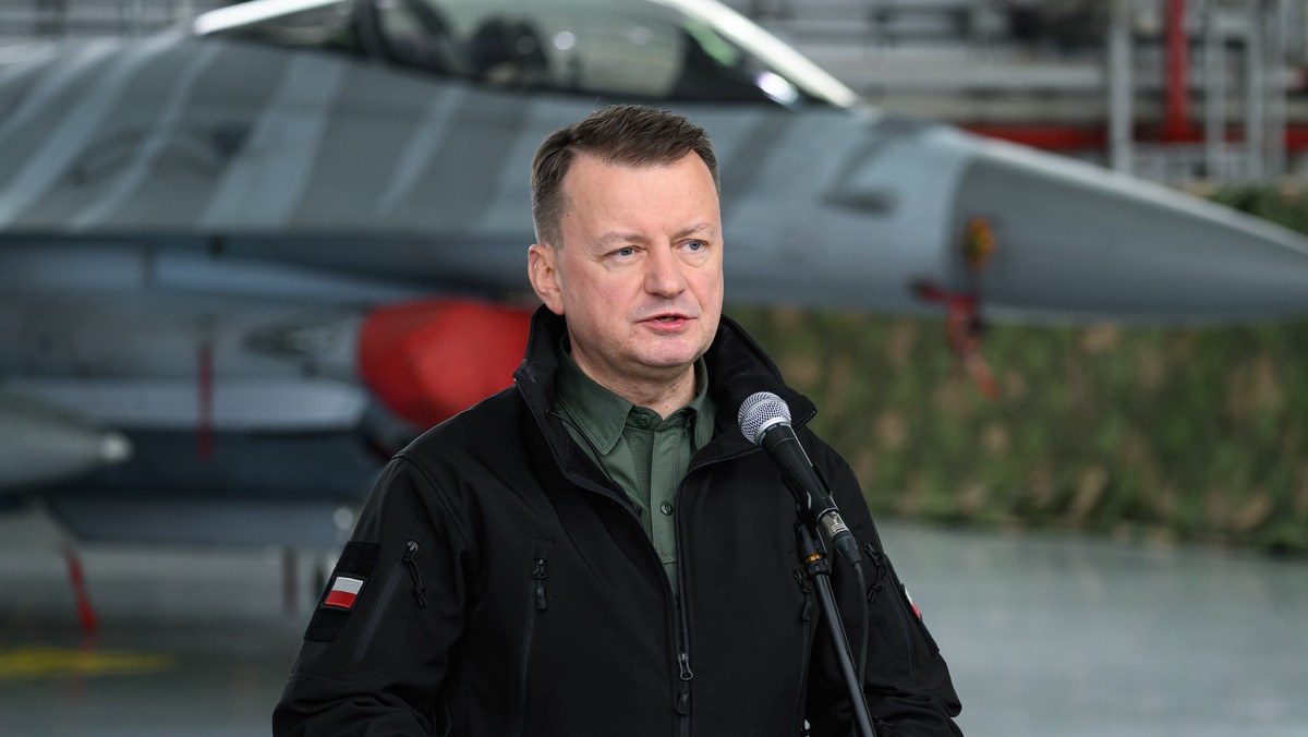 Minister obrony narodowej Mariusz Błaszczak podczas odprawy załóg samolotów F-35.