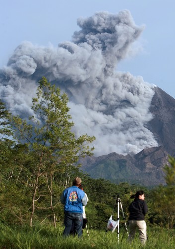 Z krateru wciaż unosi się dym
