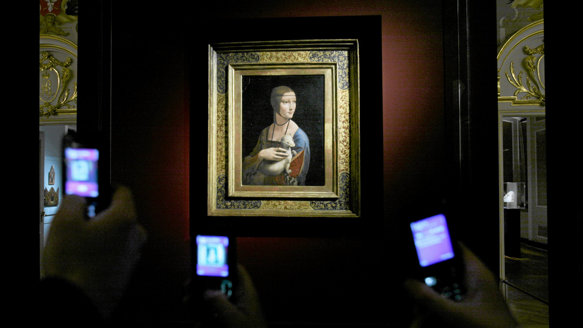"Dama z gronostajem" Leonarda da Vinci pozostanie na razie w Warszawie - poinformował we wtorek prezes Fundacji Książąt Czartoryskich Adam Zamoyski. Do Krakowa obraz wróci najprawdopodobniej dopiero za rok.