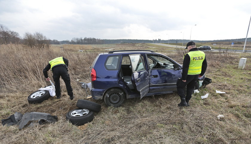 Kompletnie pijany skasował auto. Zasnął w środku! 