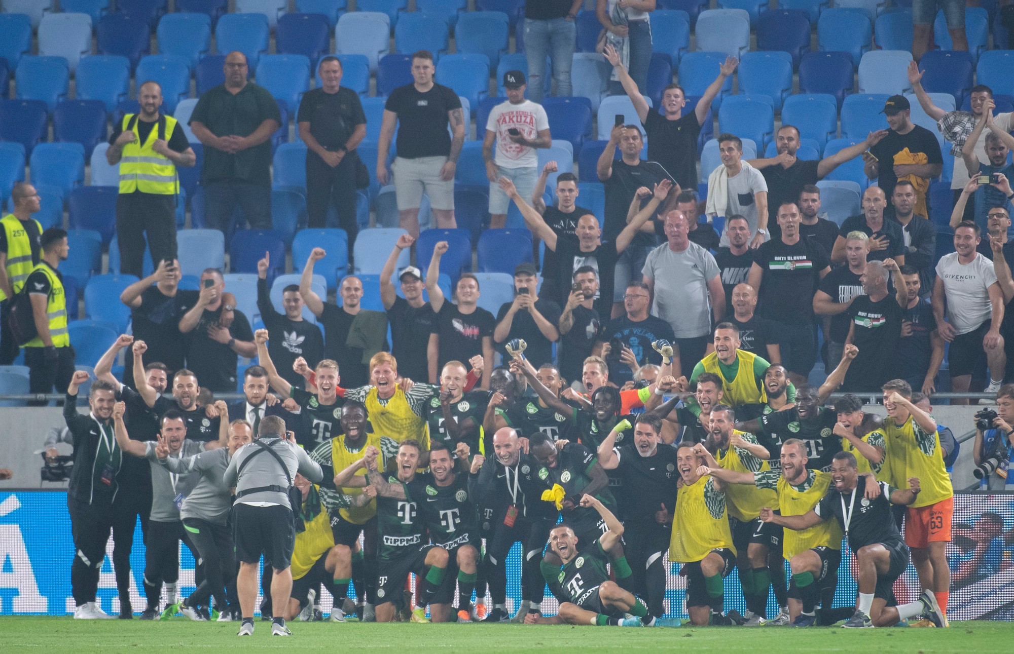 Futbalisti Ferencvárosu sa tešia po výhre. 