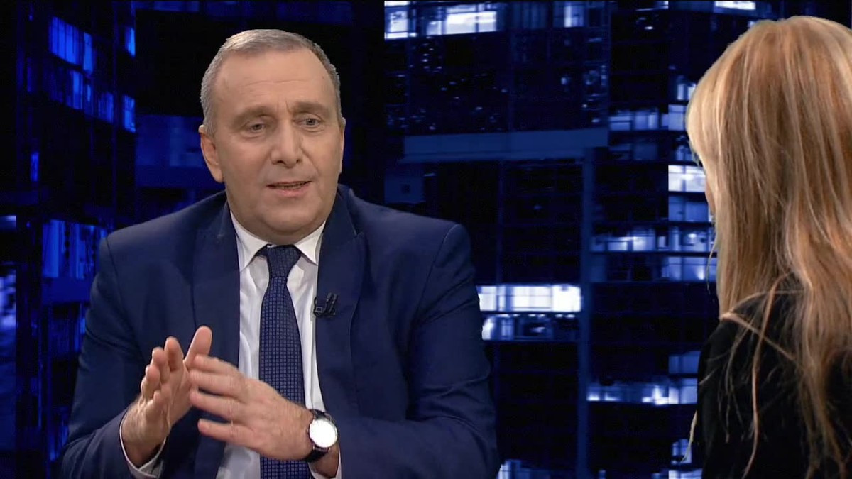 Schetyna podkreślił, że konstytucja to najważniejsza ustawa; tymczasem sposób rozmowy o niej jest "wiecowy i niepoważny"
