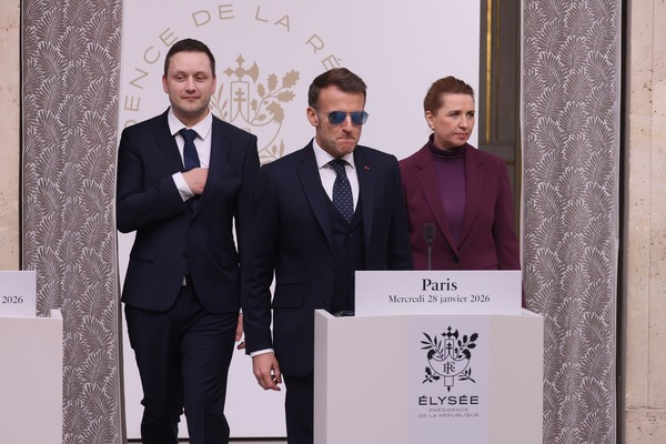 Paljenje badnjaka ispred  