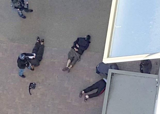 Fel­fegy­ver­zett rend­őrök lep­ték el a pa­nel­há­zat, így rán­gat­ták ki az em­be­re­ket