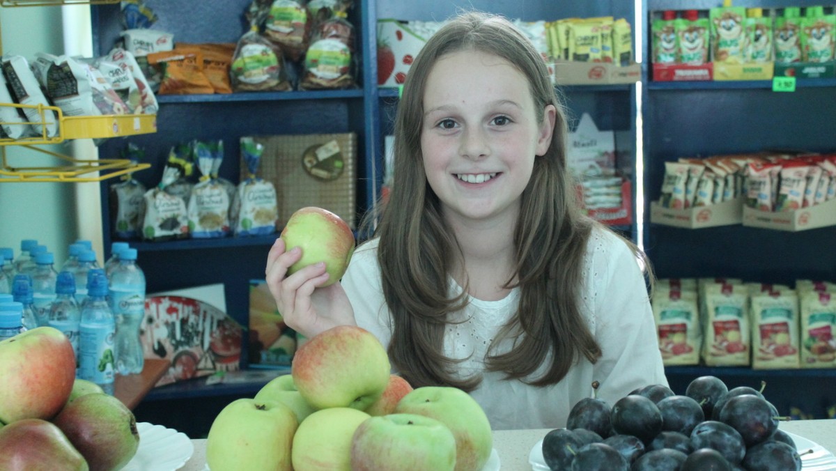 Kanapki z pełnoziarnistym pieczywem, z niskotłuszczowymi wędlinami, jajkiem lub serem oraz z warzywami, świeże owoce, woda i naturalne soki. Tylko tego typu produkty można dostać w sklepiku w Szkole Podstawowej nr 103 w Warszawie. Dlatego to właśnie placówka otrzymała pierwszy Certyfikat Zdrowego Sklepiku. Tym samym ruszyła kampania społeczna "Zdrowie po Dzwonku".