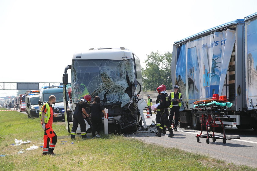 Autobus przewożący dzieci zderzył się z ciężarówką.