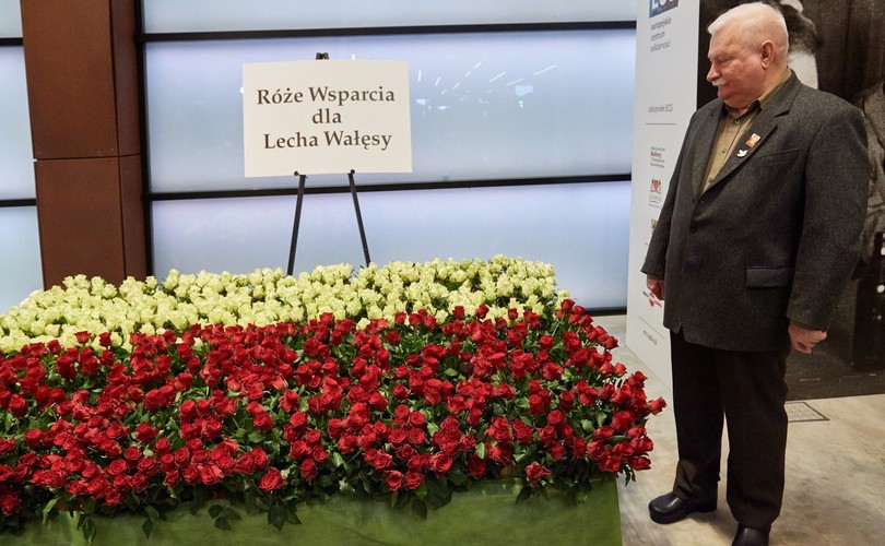 Róże wsparcia dla Lecha Wałęsy