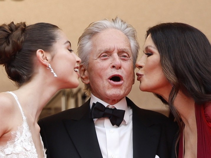 Michael Douglas z córką Carys Zetą Douglas i żoną Catherine Zetą-Jones na ceremonii otwarcia Festiwalu Filmowego w Cannes