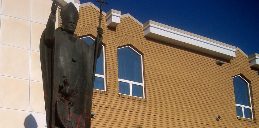Zniszczono pomnik Jana Pawła II. To kolejny atak po ujawnieniu potwornej historii związanej ze szkołami katolickimi