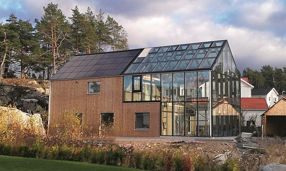 Lech Kaniuk chce swoimi solarnymi dachówkami konkurować z Teslą. Pierwsze instalacje SunRoof Technology pojawiły się na szwedzkich domach. Docelowo ma to być produkt globalny