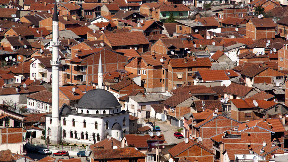 Wakacje w Kosowie powinny przypaść do gustu zwłaszcza tym, którzy nie lubią natłoku turystów, a cenią kontakt z mieszkańcami odwiedzanego regionu. Baza noclegowa w Kosowie jest słabo rozwinięta, ale dzięki temu mamy okazję być bliżej "prawdziwego" życia.