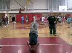 Zobacz rzut 100-lecia. Salto i piłka w koszu