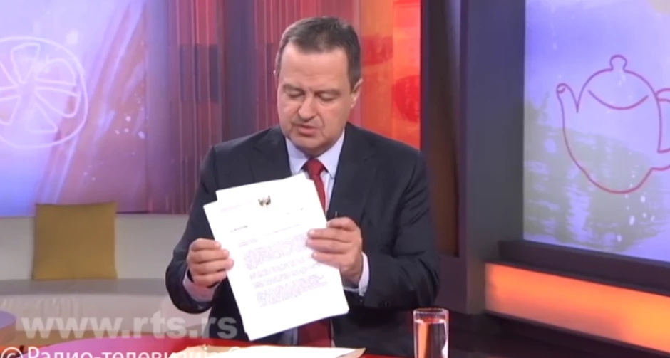 Ivica Dačić sa jednom od nota za povlačenje priznanja