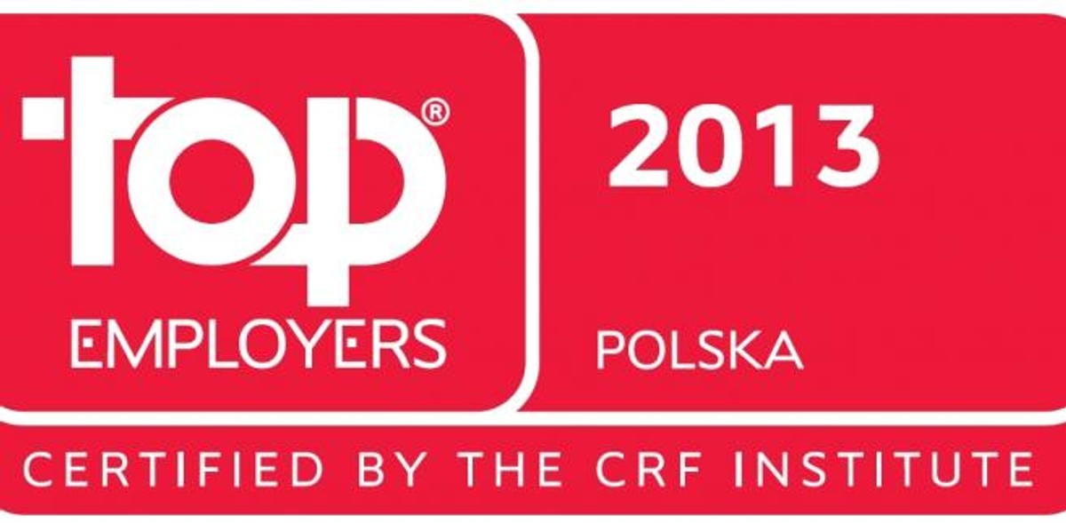 Kim są Top Employers? Firmy biorące udział w badaniu to w większości przedstawiciele branż: produkcyjnej, bankowej i telekomunikacyjnej. Tylko czterech Top Employers to polskie firmy, reszta wyróżnionych organizacji to międzynarodowe korporacje, a wszyscy uczestnicy badania to liczące się na rynku, duże spółki. Stała praca Pomimo recesji ponad dwie trzecie Top Employers deklaruje, że w ciągu najbliższych trzech lat planuje zwiększyć zatrudnienie. A praca w tych organizacjach może oznaczać wieloletnią karierę. Jak wynika z badania, wskaźnik sukcesji wewnętrznej u Top Employers Polska 2013 wynosi 77,4 proc., co oznacza, że ponad trzy czwarte stanowisk jest obsadzanych w ramach rekrutacji wewnątrz firm. Jednocześnie poziom rotacji pracowniczej spadł nieco w porównaniu z zeszłorocznym badaniem i wyniósł 12,2 proc. Top Employers przykładają też wagę do zróżnicowania personelu – prawie połowa (45 proc.) pracowników to kobiety, a różnorodność należy do kluczowych priorytetów HR w 67 proc. organizacji. Rozwój priorytetem Priorytety HR polskich Top Employers pozostają podobne do zeszłorocznych. Pięć najczęściej wskazywanych priorytetów to: zaangażowanie pracowników, ich kształcenie i rozwój, umiejętności przywódcze, zarządzanie talentami oraz zmiany kulturowe i organizacyjne. Jedynie ta ostatnia pozycja jest nowością na liście, a podkreślenie wagi wprowadzania zmian jest odzwierciedleniem tego, że polscy Top Employers elastycznie reagują na niestały rynek pracy. Z czego są dumni Top Employers? Sami Top Employers chętnie wskazują obszary, z których są dumni. Należą do nich m.in. zróżnicowane kanały komunikacji, którymi dysponują pracownicy (por. tabela obok), konkurencyjne wynagrodzenie oraz stabilność zatrudnienia – w niektórych organizacjach pracownicy świętują dwudziestolecie pracy. Znając wyniki badania, mówię z całkowitą pewnością: te firmy zapewniają dobre warunki pracy. U Top Employers nie tylko się pracuje. U Top Employers pracuje się z przyjemnością – mówi Magdalena Kusik, Country Manager projektu Top Employers Polska. Źródło CRF: Olga Niziołek