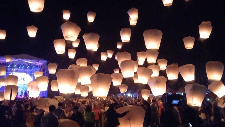 Noworoczne puszczanie lampionów w Pingxi na Tajwanie