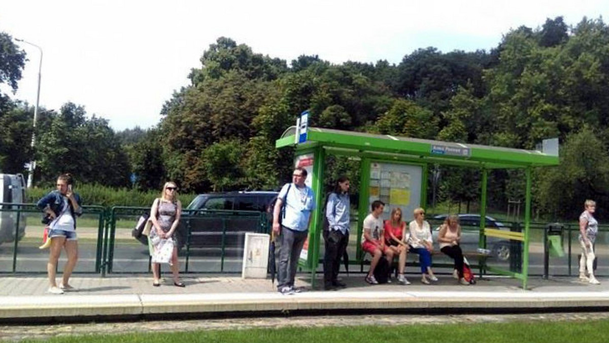 27 lipca rozpoczął się remont na trasie szybkiego tramwaju oraz w rejonie ulicy Święty Marcin. Aż 11 linii tramwajowych zmieniło swoje trasy. Mieszkańcy Piątkowa oraz Winograd korzystają z autobusu T14, który połączył pętlę na os. Sobieskiego z ulicą Armii Poznań. Jednak jak podkreślają, tracą czas i pieniądze.