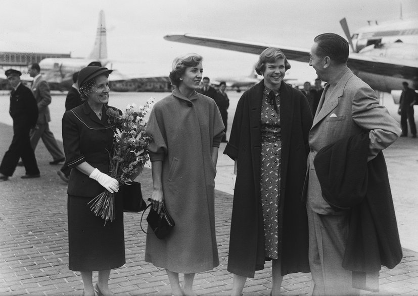 Disney z rodziną na lotnisku Schiphol w Amsterdamie w 1951 r.