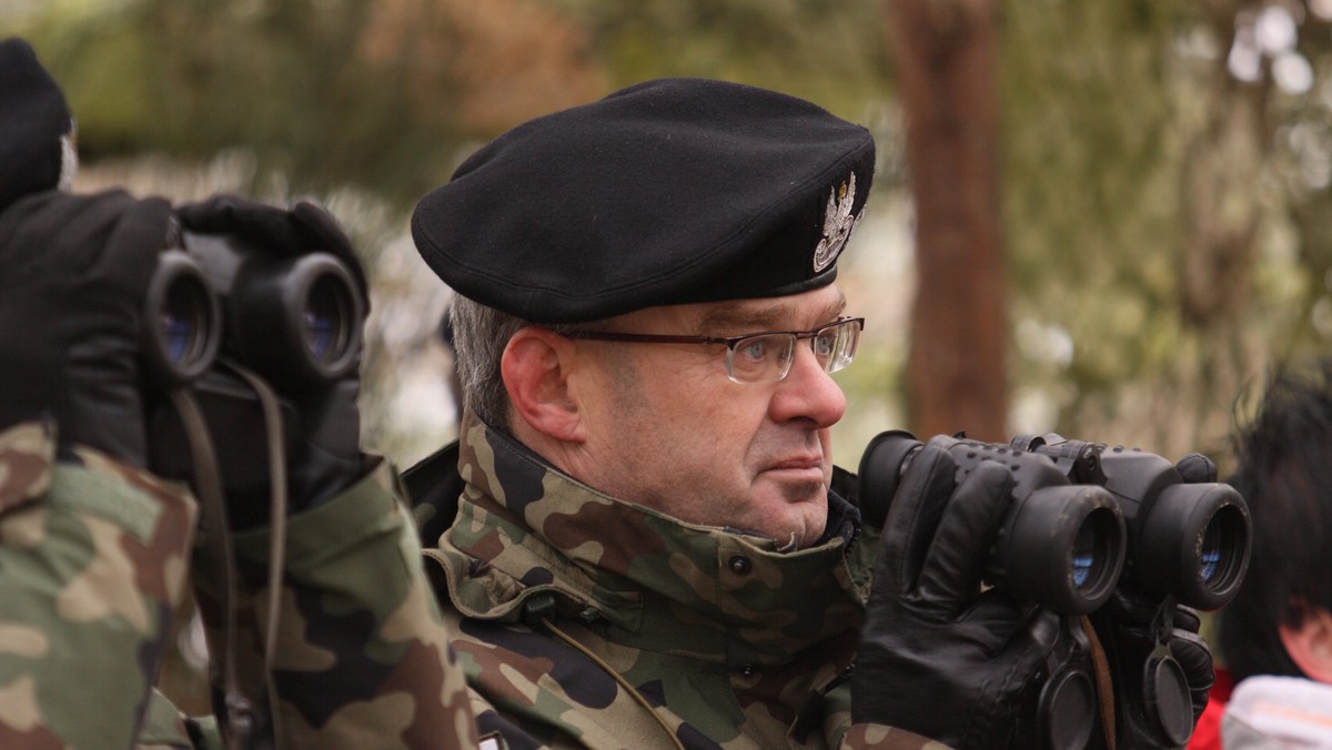 Dowódca Wojsk Lądowych gen. Waldemar Skrzypczak powiedział, że nigdy nie podważał sensu cywilnej kontroli nad armią. Poinformował też, że jego spotkanie z szefem Sztabu Generalnego gen. Franciszkiem Gągorem zaplanowano na godz. 15.