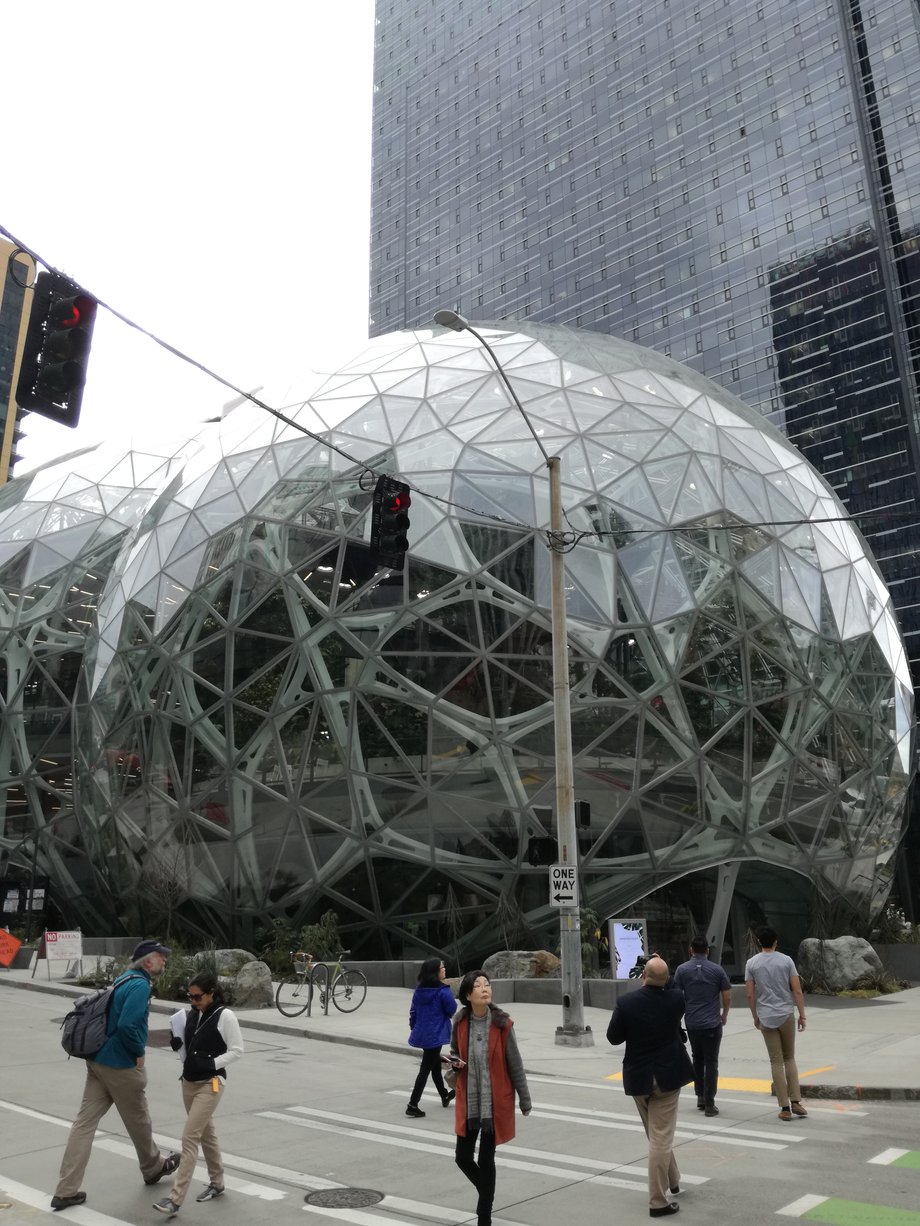 Amazon Spheres mieszczą się tuż przy Day 1 - kwaterze głównej Amazona (na drugim planie)