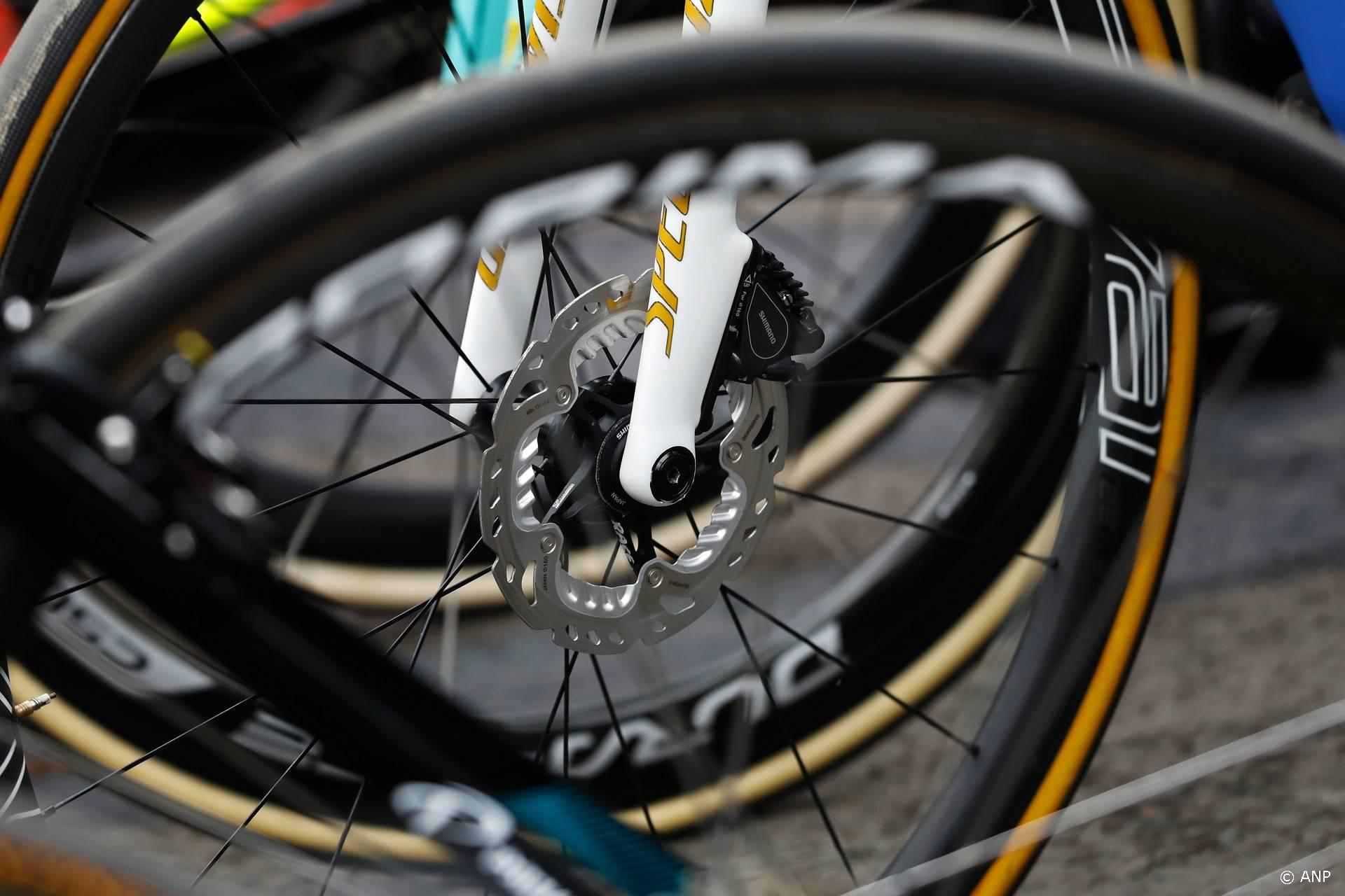 Tour of Holland gestopt - auto dwingt renners tot opgave